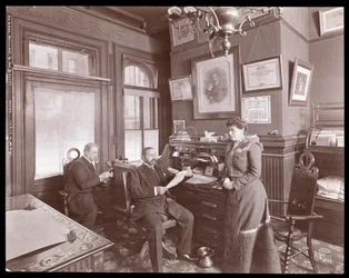 Sr. e Sra. Maillard e Sr. Davitt em um escritório da Maillard&39;s Chocolate Factory, 1902 (impressão em gelatina de prata)